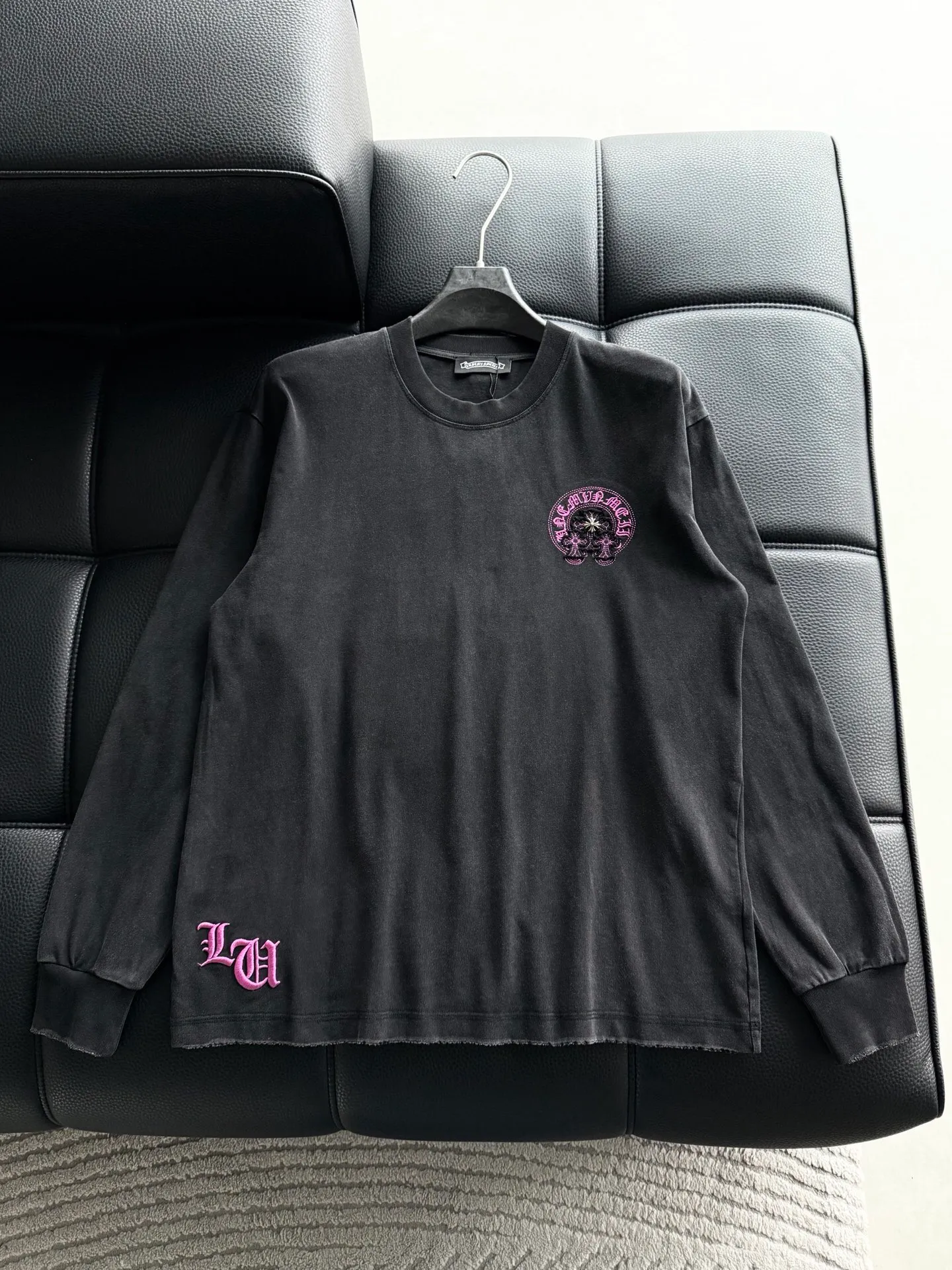 P480 💰 Chrome Hearte CH new cross horseshoe Chrome Heart Sanskrit three-dimensional patchwork show craftsmanship, washed and frayed, pure cotton double yarn jersey fabric, custom dyed in the same vat with special bold 32-count double-strand 1X1 thread. .Light luxury, a must-have item for daily commuting for men and women.  Color: Black White Size: M~3x Style No.: 3583